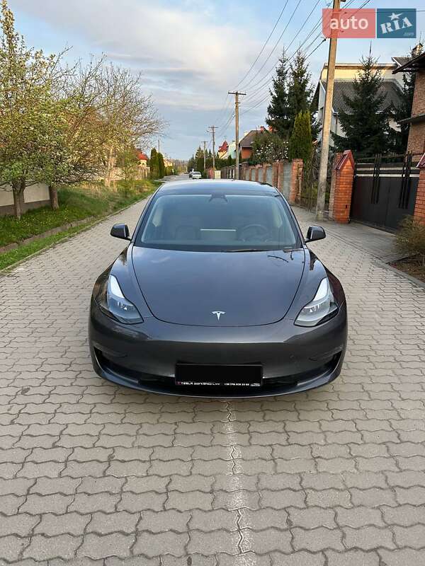 Седан Tesla Model 3 2022 в 