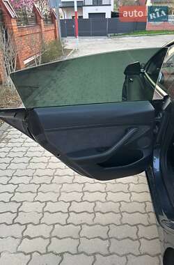 Седан Tesla Model 3 2022 в 