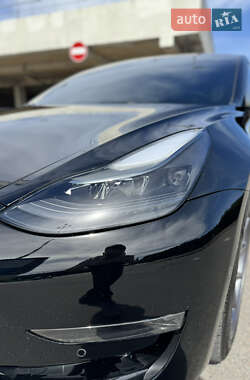 Седан Tesla Model 3 2022 в 