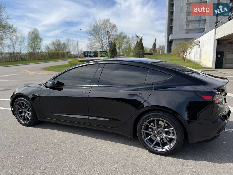 Седан Tesla Model 3 2022 в Киеве