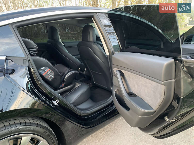 Седан Tesla Model 3 2019 в Ірпені