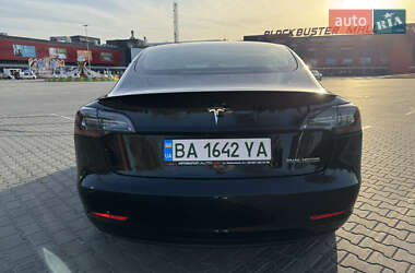Седан Tesla Model 3 2019 в 