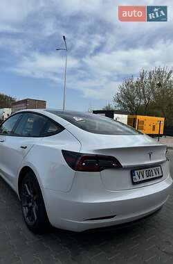 Седан Tesla Model 3 2022 в 