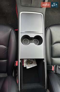 Седан Tesla Model 3 2022 в 