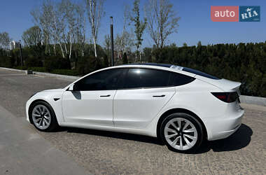 Седан Tesla Model 3 2022 в 