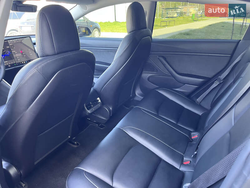 Седан Tesla Model 3 2019 в Львове