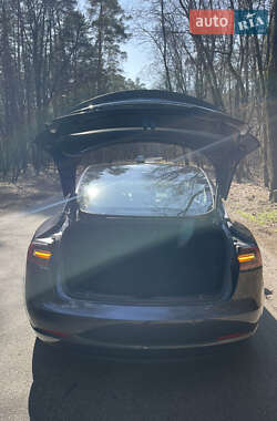 Седан Tesla Model 3 2022 в 