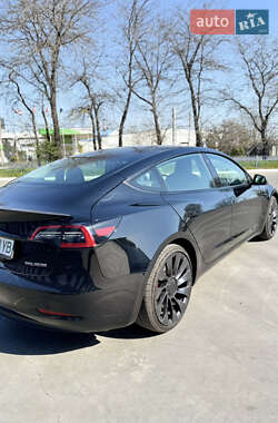 Седан Tesla Model 3 2023 в 