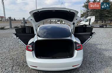 Седан Tesla Model 3 2020 в 