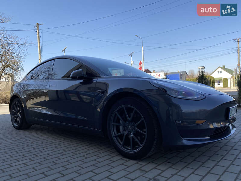 Седан Tesla Model 3 2021 в 