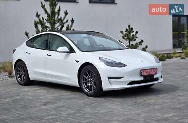 Седан Tesla Model 3 2022 в 