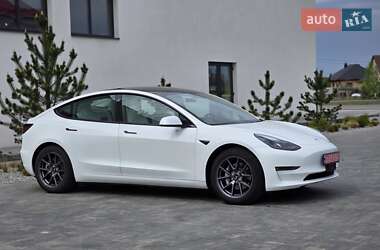 Седан Tesla Model 3 2022 в 