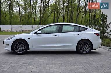 Седан Tesla Model 3 2022 в 