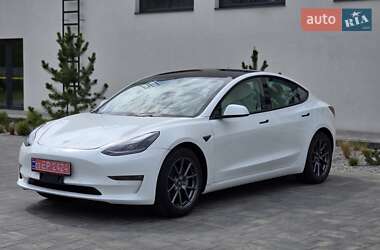 Седан Tesla Model 3 2022 в 