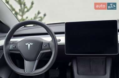 Седан Tesla Model 3 2022 в 