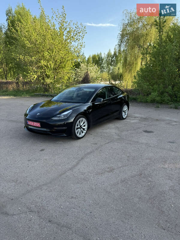 Седан Tesla Model 3 2022 в 