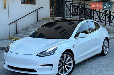 Седан Tesla Model 3 2020 в 