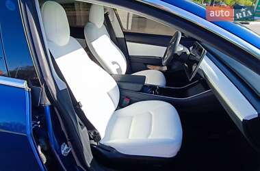 Седан Tesla Model 3 2020 в 