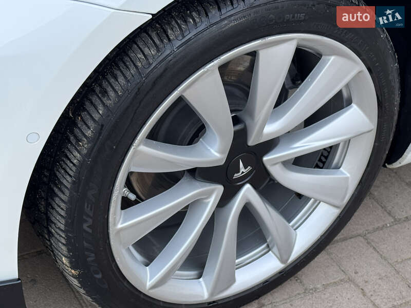 Седан Tesla Model 3 2019 в Черновцах