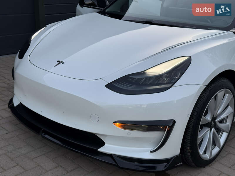Седан Tesla Model 3 2019 в Черновцах