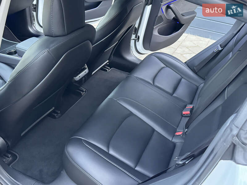 Седан Tesla Model 3 2019 в Черновцах