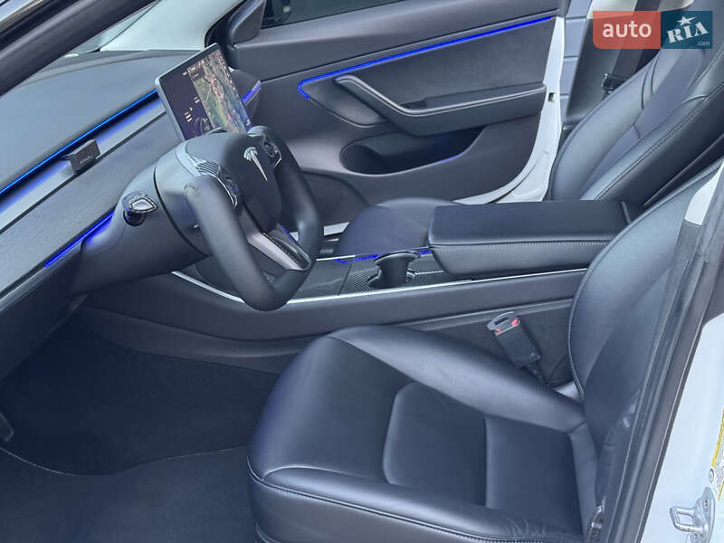 Седан Tesla Model 3 2019 в Черновцах