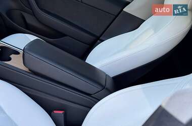 Седан Tesla Model 3 2022 в 