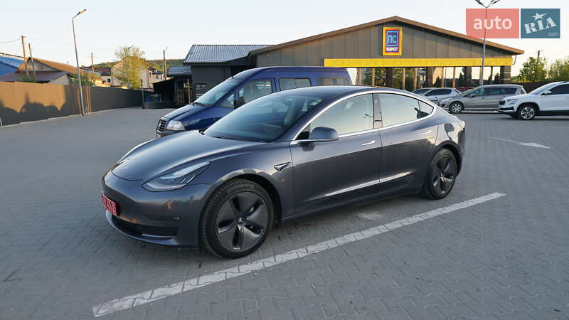 Седан Tesla Model 3 2019 в Дубні