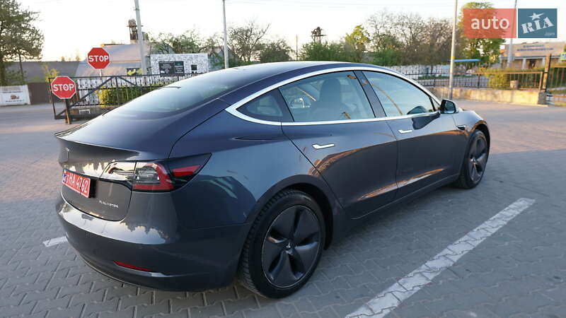 Седан Tesla Model 3 2019 в Дубні