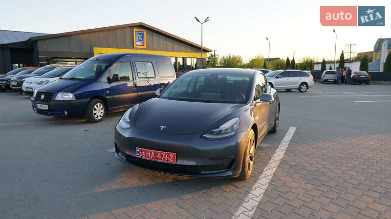 Седан Tesla Model 3 2019 в Дубні