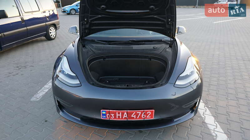 Седан Tesla Model 3 2019 в Дубні