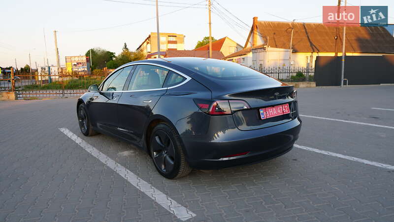Седан Tesla Model 3 2019 в Дубні