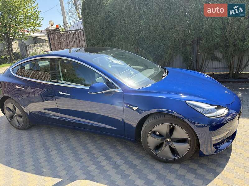 Седан Tesla Model 3 2020 в Чернівцях
