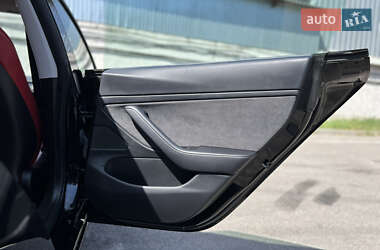 Седан Tesla Model 3 2021 в 