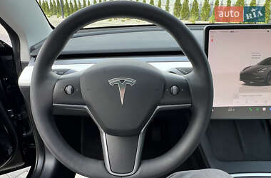 Седан Tesla Model 3 2022 в 
