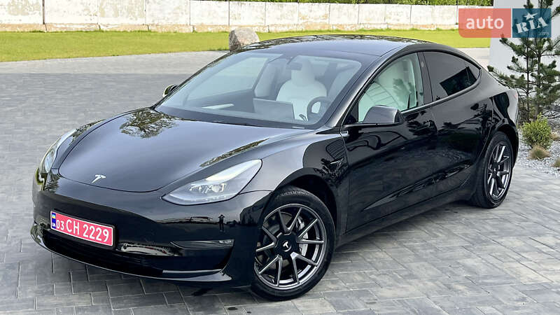 Седан Tesla Model 3 2022 в Луцьку