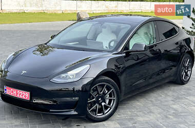 Седан Tesla Model 3 2022 в 