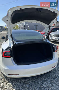 Седан Tesla Model 3 2022 в 