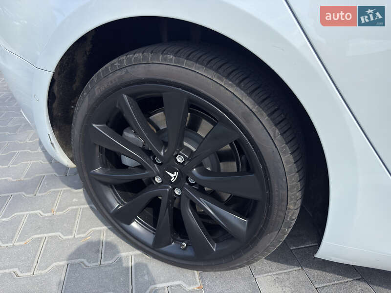 Седан Tesla Model 3 2019 в Виннице