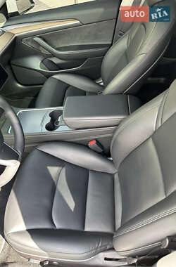 Седан Tesla Model 3 2023 в 