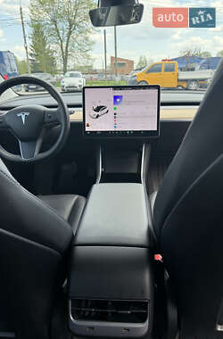 Седан Tesla Model 3 2020 в 