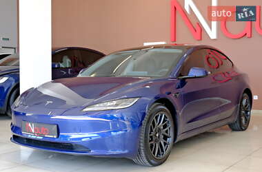 Седан Tesla Model 3 2025 в 