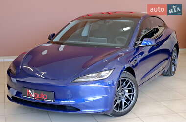 Седан Tesla Model 3 2025 в 