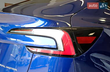 Седан Tesla Model 3 2025 в 