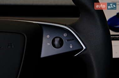 Седан Tesla Model 3 2025 в 