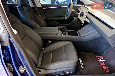 Седан Tesla Model 3 2025 в 