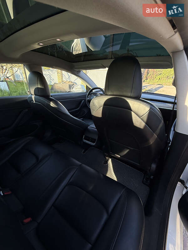 Седан Tesla Model 3 2020 в Львові