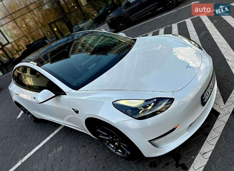 Седан Tesla Model 3 2021 в 