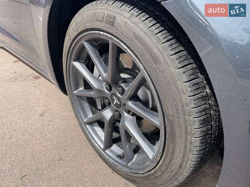 Седан Tesla Model 3 2023 в Києві
