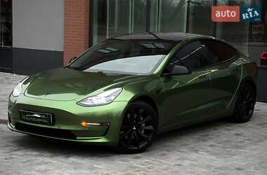 Седан Tesla Model 3 2021 в 
